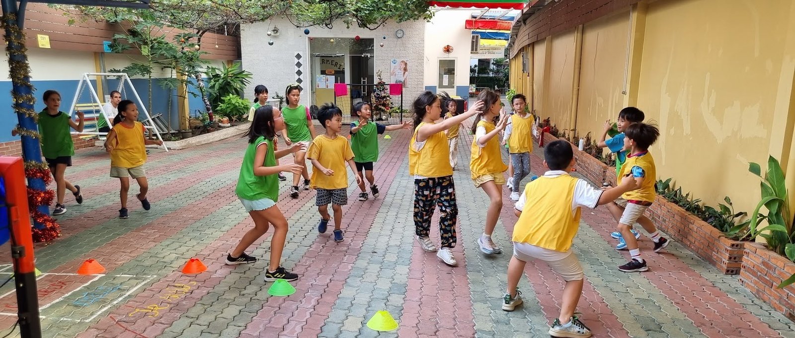Jeux collectifs dans la cour pendant le centre de loisirs
