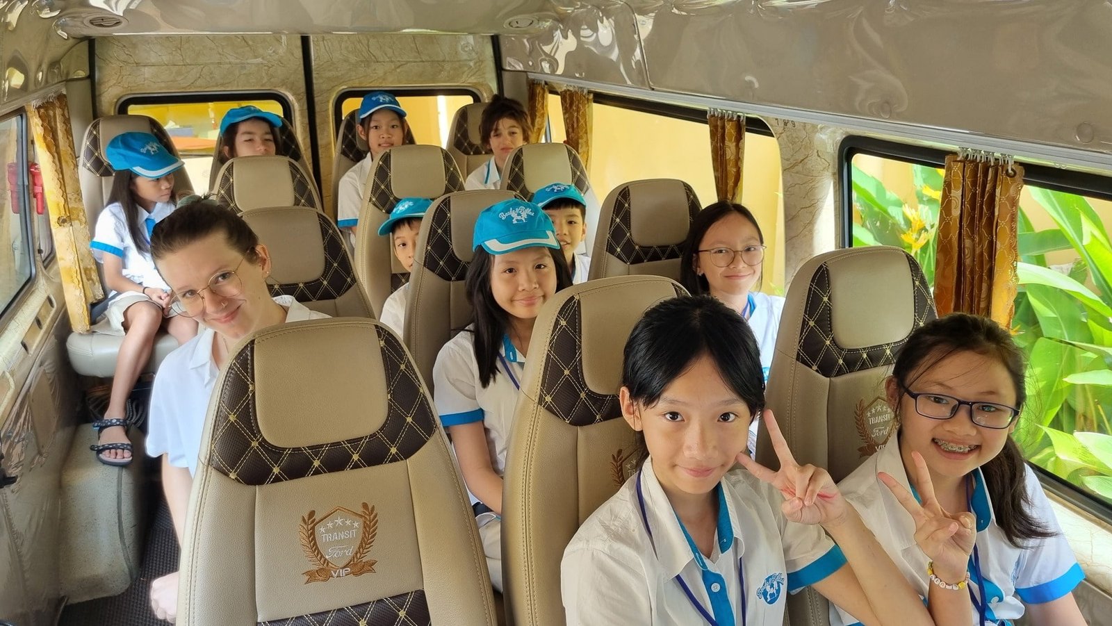 Các bé ngồi trên xe đưa đón học sinh của Boule & Billes