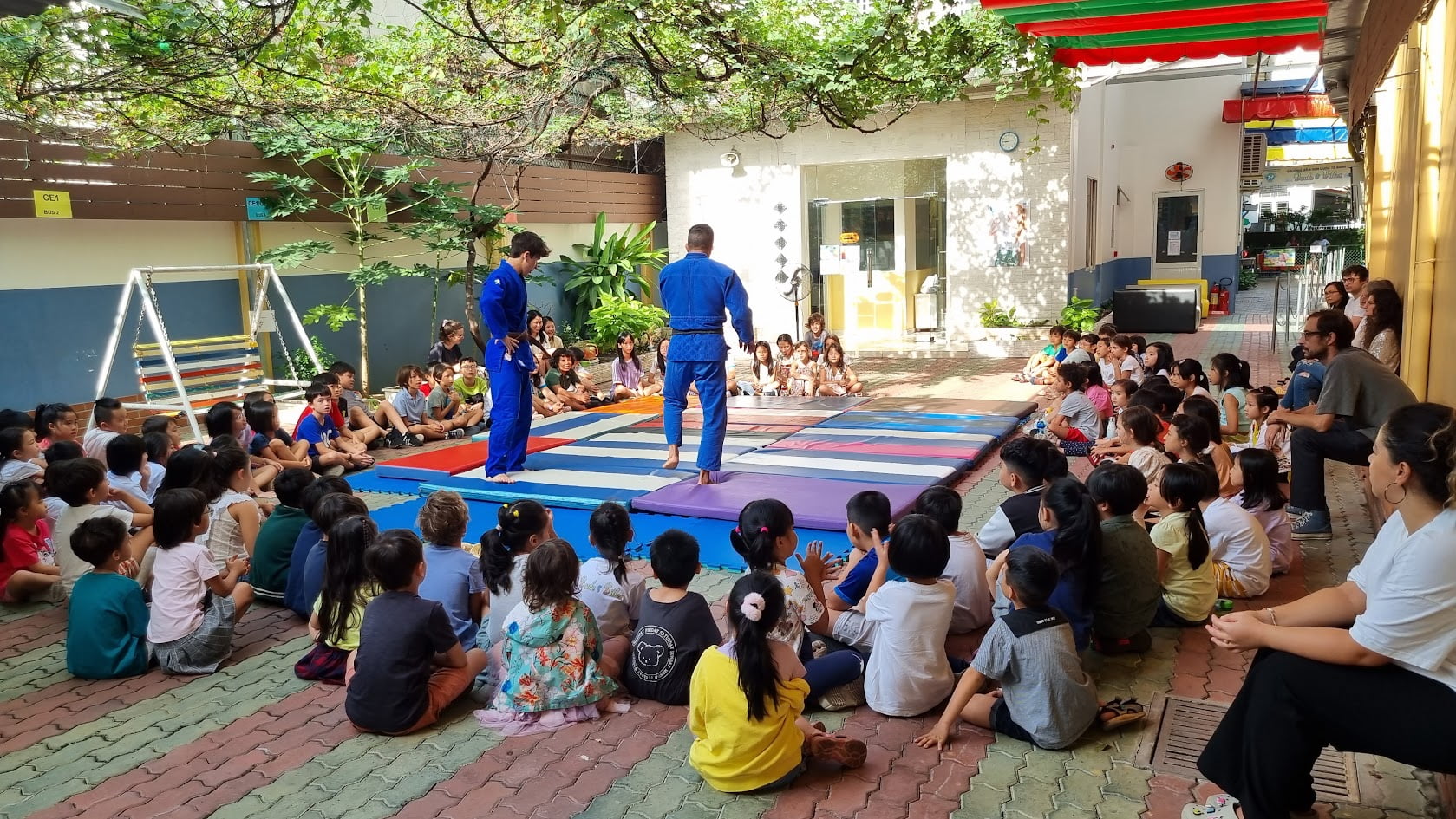 ecole boule et billes binh thanh children gathering enfants jouants en groupe judo demo-min