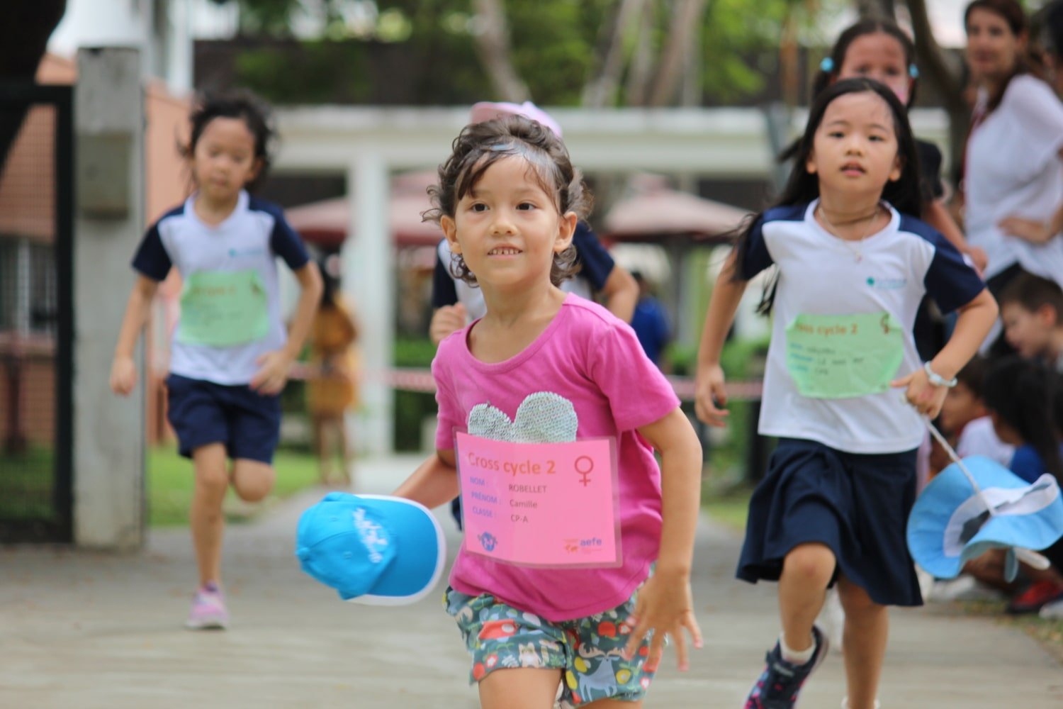 Học sinh Boule & Billes chạy trên sân chơi