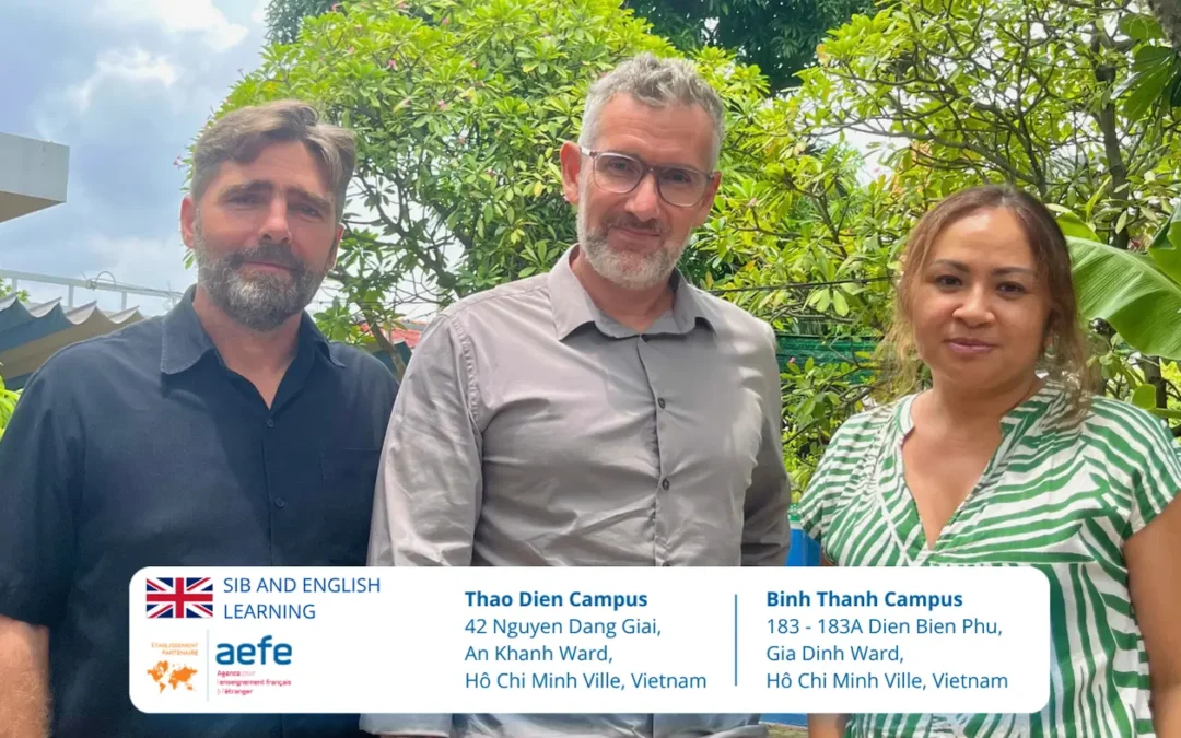 Thierry Fernandez, Stéphane Chatelin et Yen Thu Fernandez dans la cour de l’École française internationale Boule et Billes