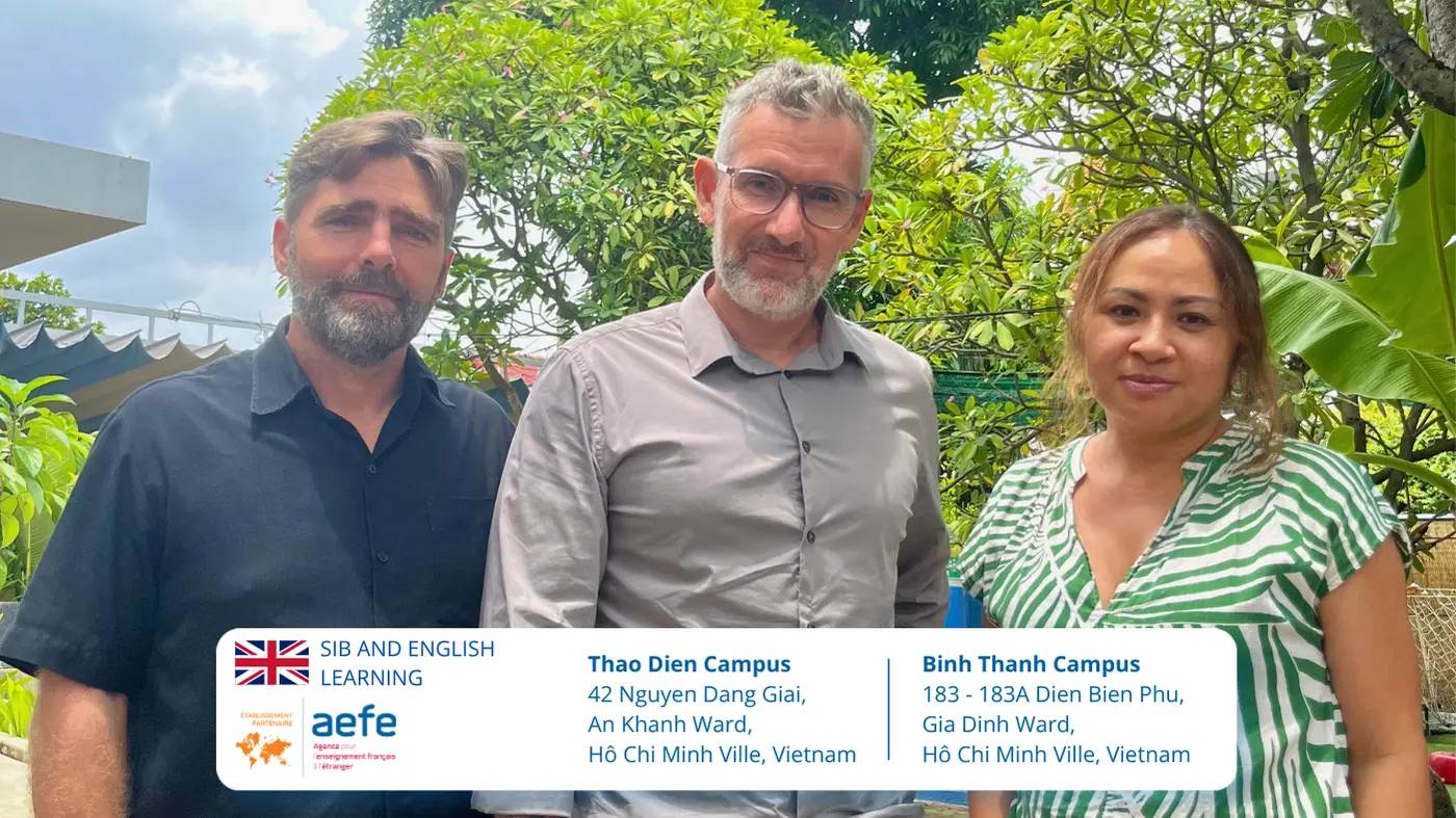 Thierry Fernandez, Stéphane Chatelin et Yen Thu Fernandez dans la cour de l’École française internationale Boule et Billes