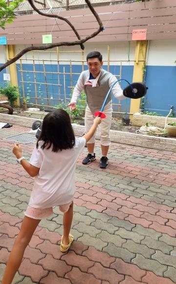 Escrime, activité extra-scolaire à l'école Boule et Billes
