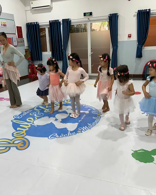 Enfants en tutu et leur professeure pendant le cours de ballet, activité extra-scolaire de Boule et Billes