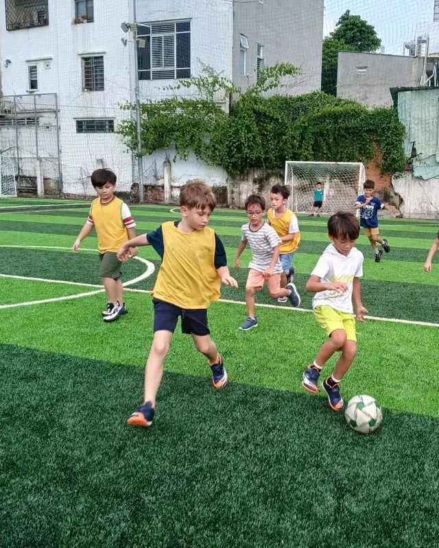 Các bé chơi bóng đá trên sân cỏ nhân tạo, hoạt động ngoại khóa tại Boule & Billes