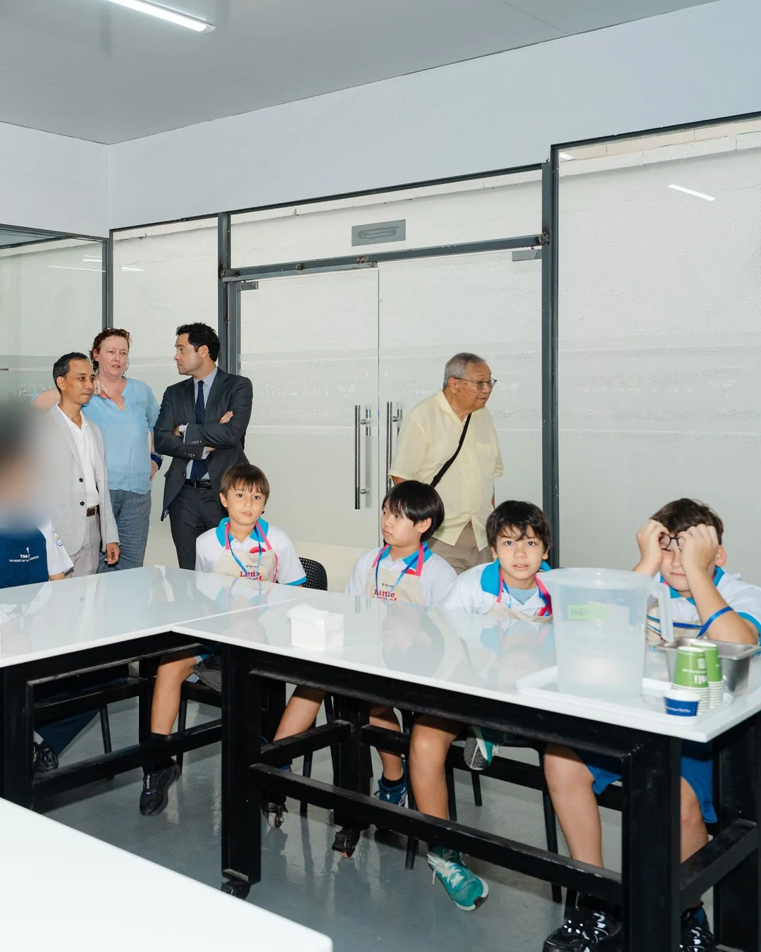Le Consul général observe nos élèves de CM1 à l'atelier glaces