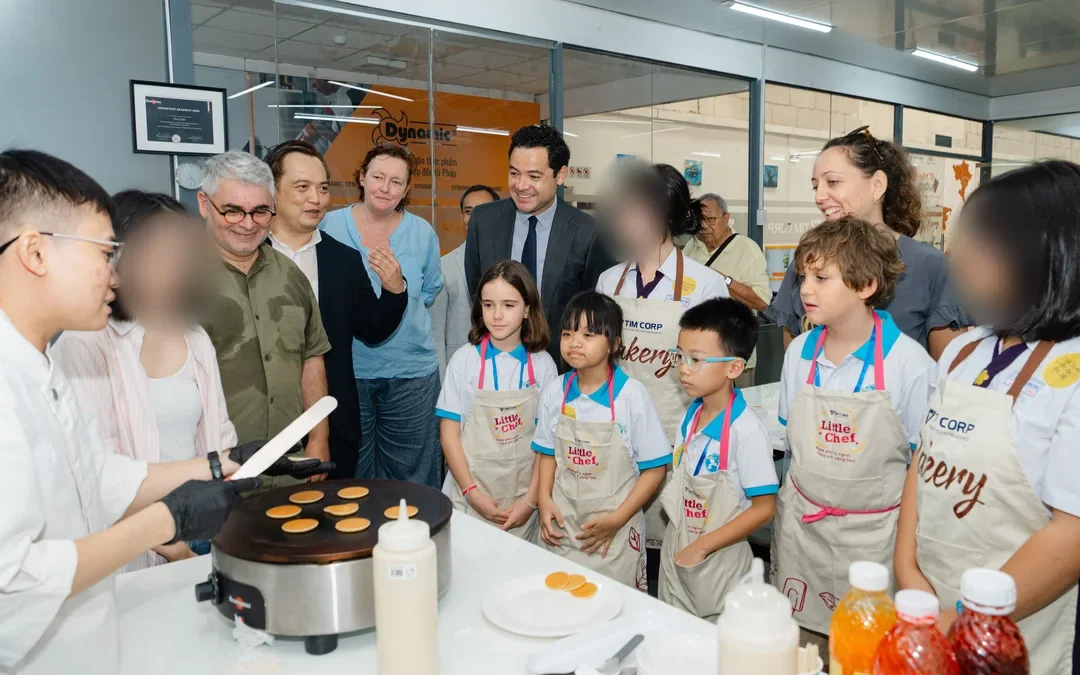 Le Consul général de France Etienne Ranaivoson et nos élèves de CM1 à l'atelier crêpes des Jeux francophones du Goût 2026