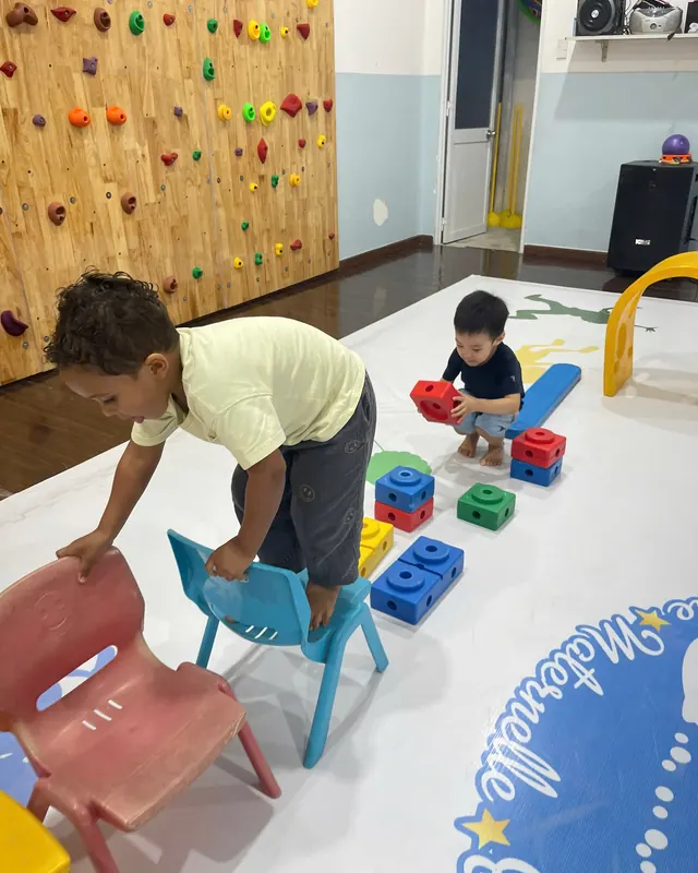 Enfants qui franchissent les obstacles du parcours psychomoteur, activité extra-scolaire de Boule et Billes