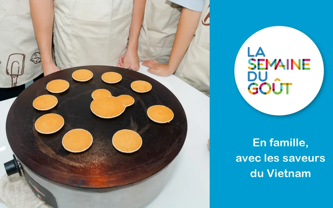 Des crêpes en forme de souris cuisent sur une crêpière pendant les Jeux francophones du Goût, à côté du logo de la Semaine du goût et de la mention « En famille, avec les saveurs du Vietnam »