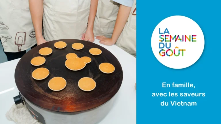 Des crêpes en forme de souris cuisent sur une crêpière pendant les Jeux francophones du Goût, à côté du logo de la Semaine du goût et de la mention « En famille, avec les saveurs du Vietnam »